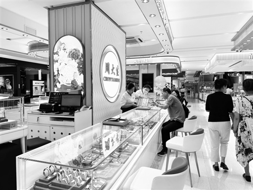 济南一家金店内,顾客正在挑选黄金饰品